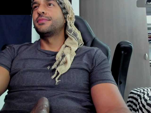 Live sex webcam photo for Handsoman11 #291257597