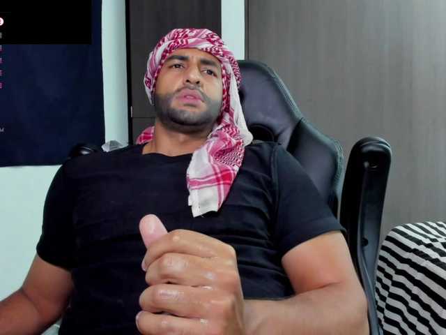 Live sex webcam photo for Handsoman11 #292177520