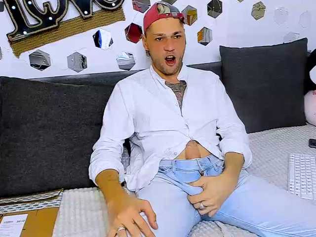 Live sex webcam photo for HangryAssActivDick #276963797