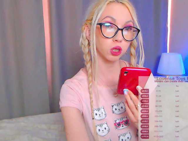 Live sex webcam photo for HannaMo #272372144