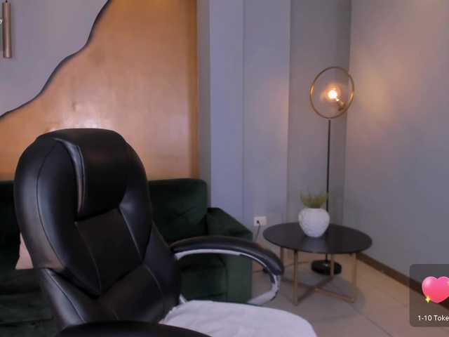 Live sex webcam photo for HannahJames #290759213