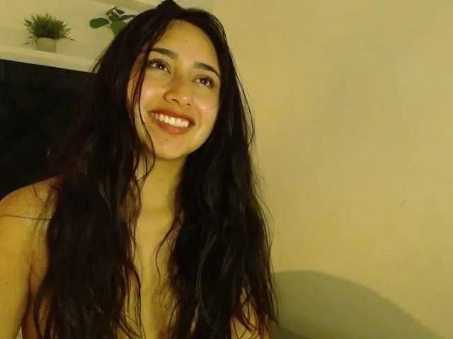 Live sex webcam photo for HappyHolly- #276355366