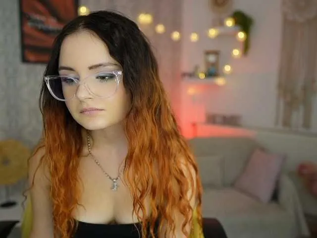 Live sex webcam photo for HazelMoore18 #276334158