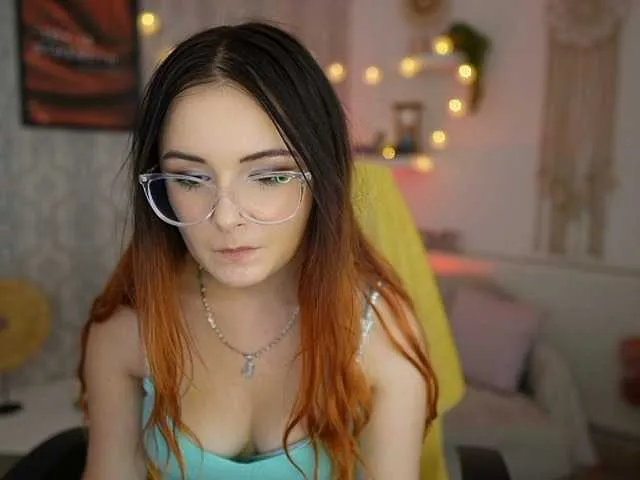 Live sex webcam photo for HazelMoore18 #276360723