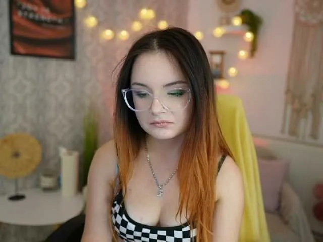 Live sex webcam photo for HazelMoore18 #276453553