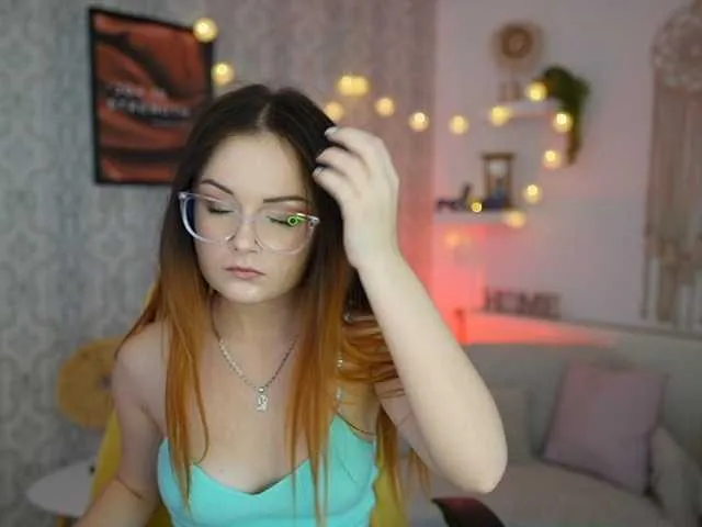 Live sex webcam photo for HazelMoore18 #276501451