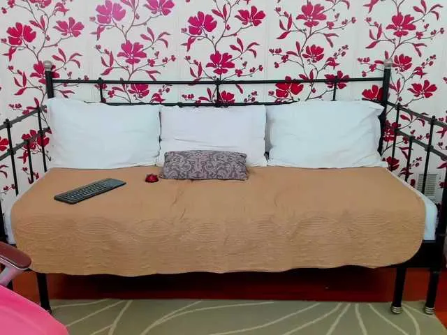 Live sex webcam photo for HeidiCute #271720502