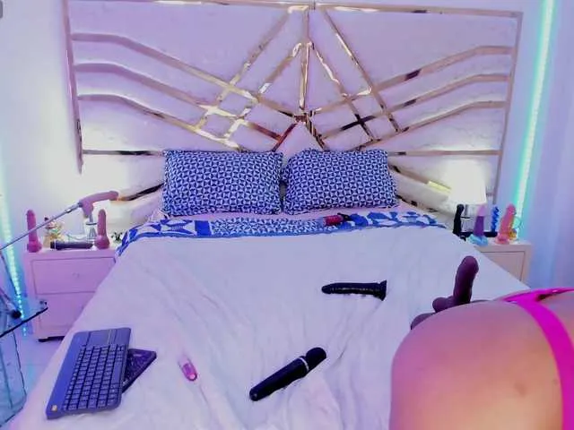 Live sex webcam photo for HeidiFoxx #290583240