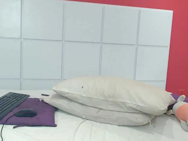 Live sex webcam photo for HeidiWindsor #276213087