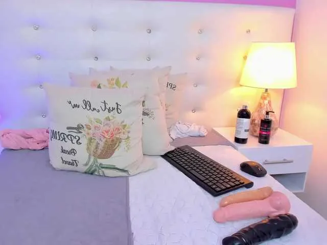 Live sex webcam photo for HeidyRogge #274657727