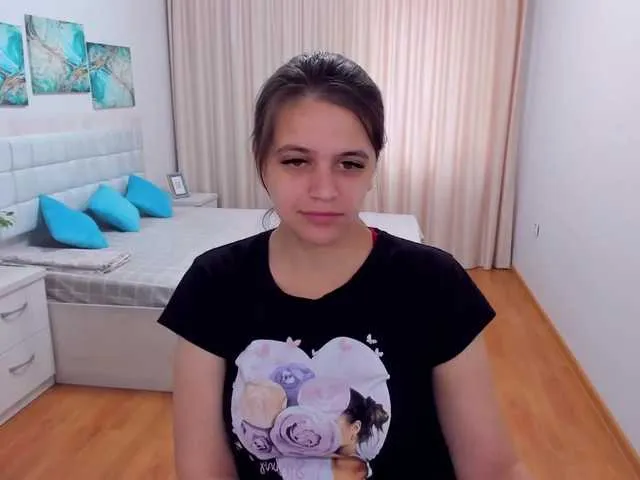 Live sex webcam photo for HelenBrownie #273105382