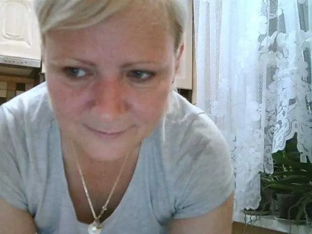 Live sex webcam photo for HelenLike #273903593