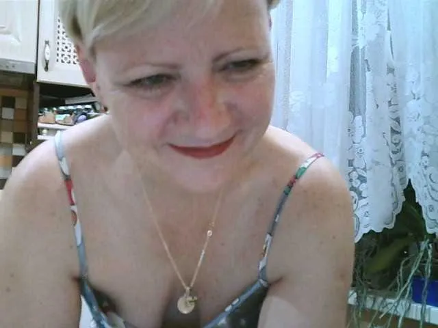 Live sex webcam photo for HelenLike #275495119