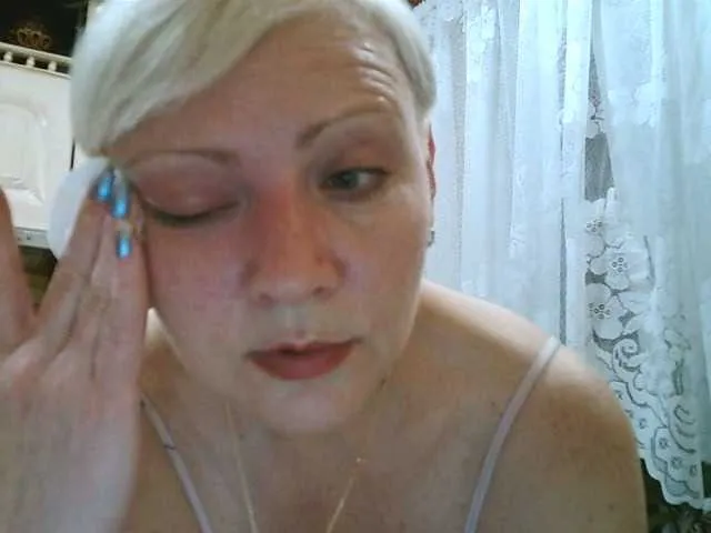 Live sex webcam photo for HelenLike #275610437