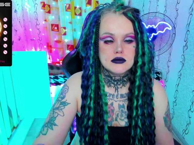 Live sex webcam photo for HelgaSteel13 #275494285