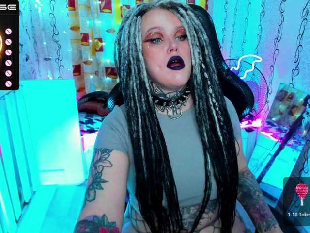 Live sex webcam photo for HelgaSteel13 #275687218