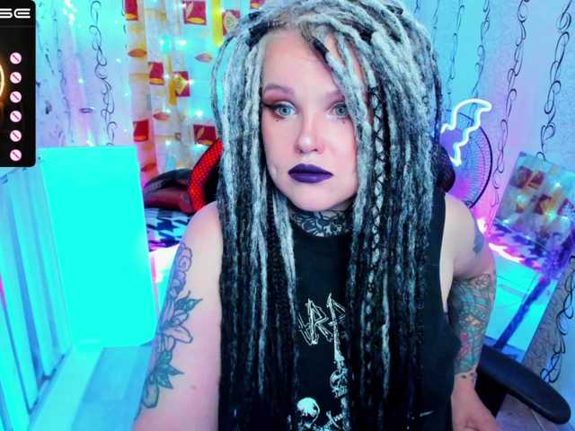 Live sex webcam photo for HelgaSteel13 #275695472