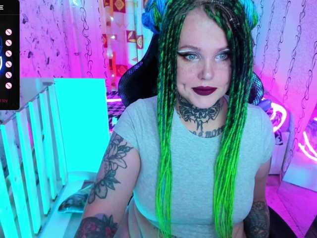 Live sex webcam photo for HelgaSteel13 #276301422