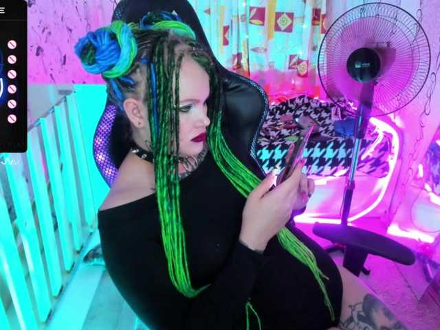 Live sex webcam photo for HelgaSteel13 #276308319