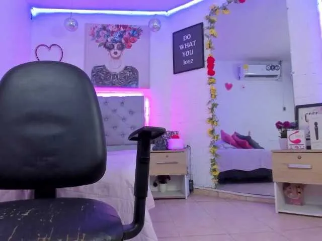 Live sex webcam photo for Hermione-M #275984092