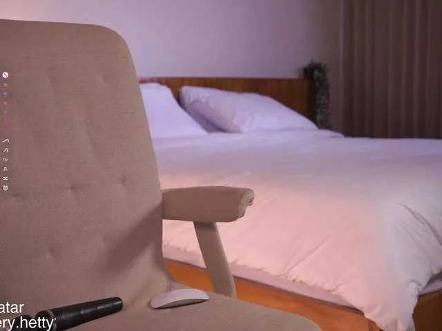 Live sex webcam photo for Hetty-satar #292453367