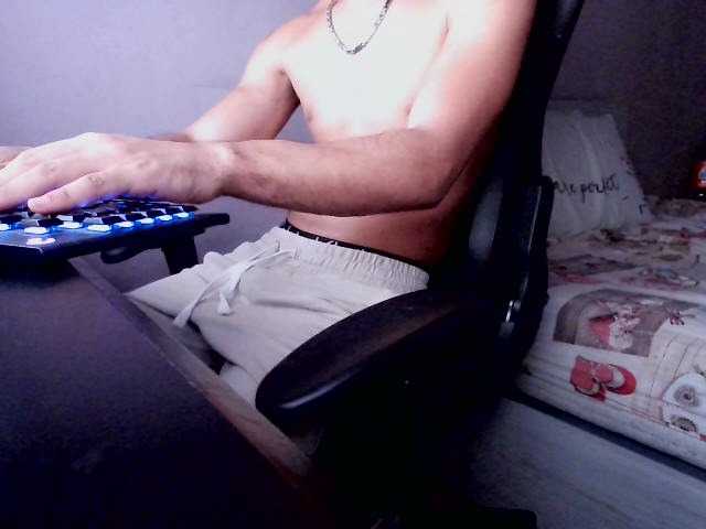 Live sex webcam photo for Hfuckerr20 #276133818