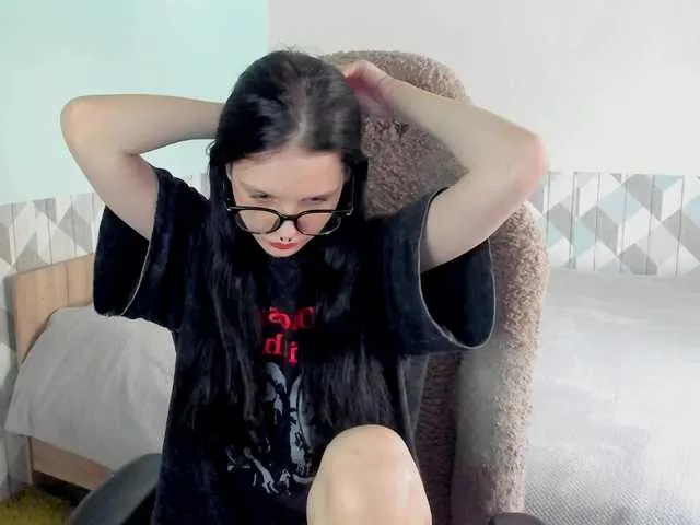 Live sex webcam photo for Hi-Kitti #290182886