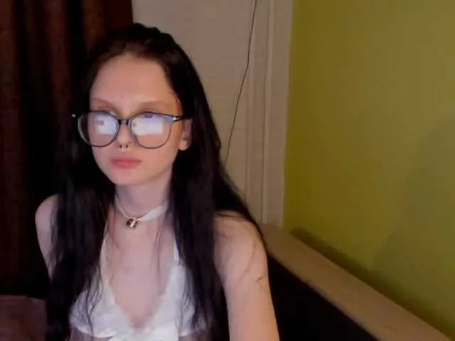 Live sex webcam photo for Hi-Kitti #290280551