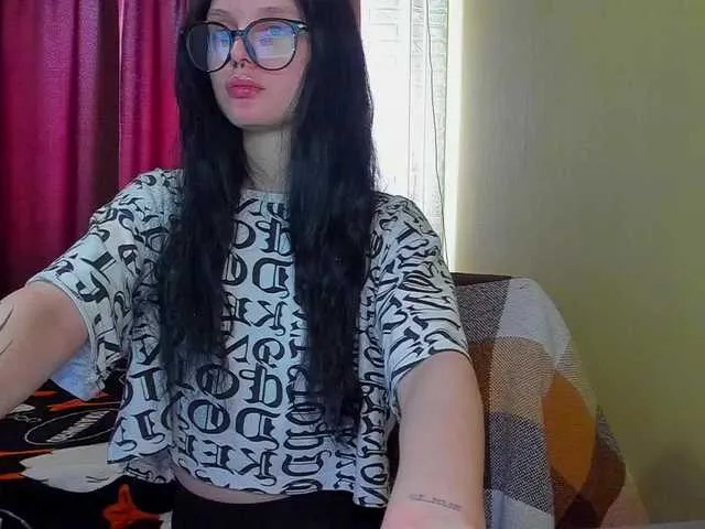 Live sex webcam photo for Hi-Kitti #290667620
