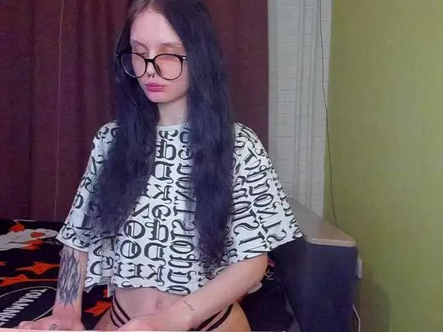 Live sex webcam photo for Hi-Kitti #290707722