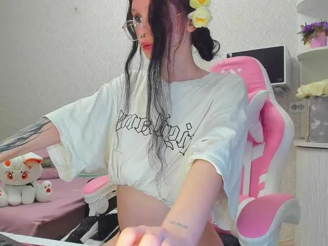 Live sex webcam photo for Hi-Kitti #291571516