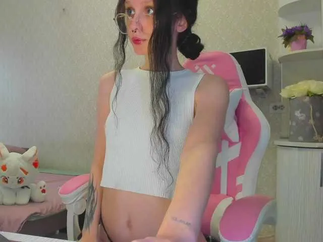 Live sex webcam photo for Hi-Kitti #291576889