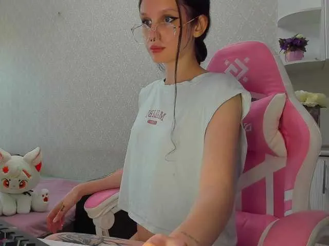 Live sex webcam photo for Hi-Kitti #291701015