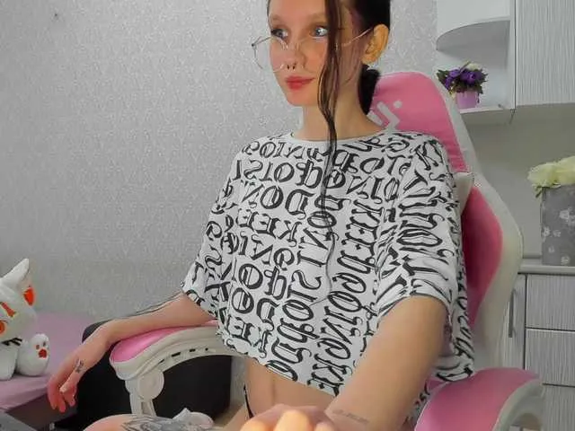 Live sex webcam photo for Hi-Kitti #291726670