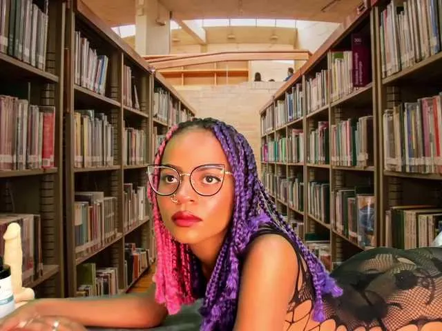 Live sex webcam photo for Hilary-banks #288012739