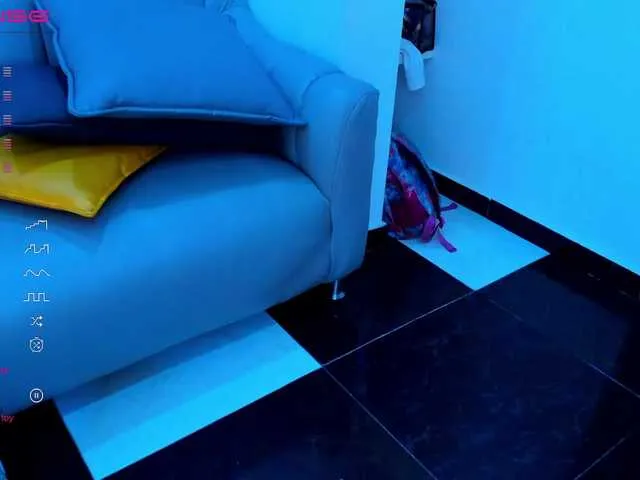 Live sex webcam photo for Hilary-banks #288012746