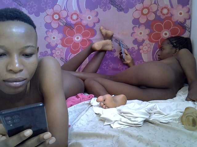 Live sex webcam photo for Hippies02 #275669921