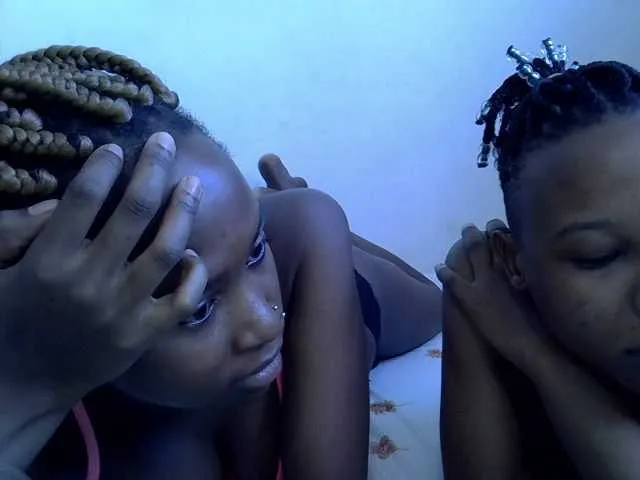 Live sex webcam photo for Hippies02 #275996040