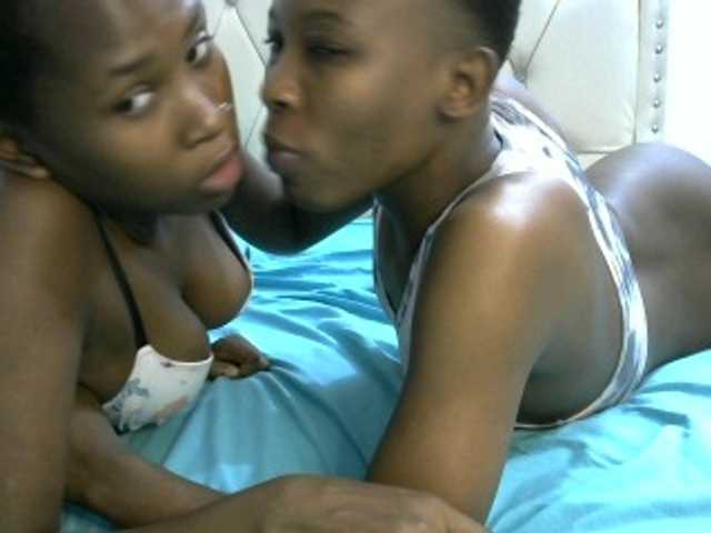 Live sex webcam photo for Hippies02 #285115596