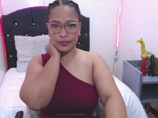 Live sex webcam photo for HollyAssBig #273241725