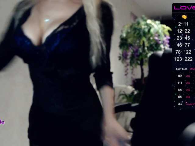 Live sex webcam photo for HollyQueen #274537855