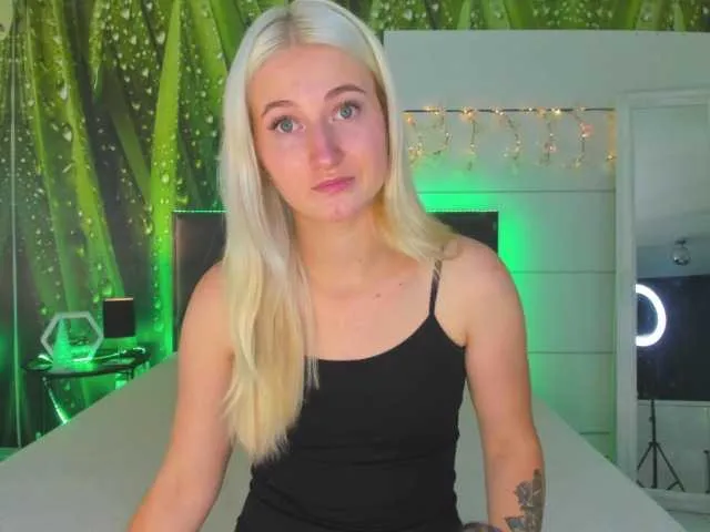 Live sex webcam photo for HollyTaillor #291789536