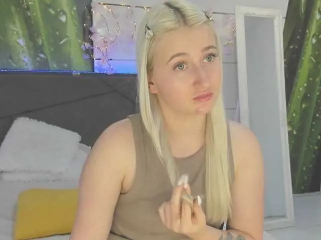 Live sex webcam photo for HollyTaillor #292747346
