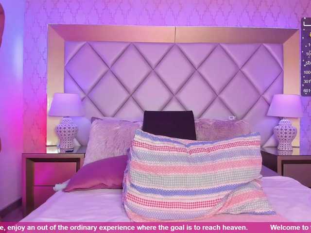 Live sex webcam photo for HollyTegan #275982934