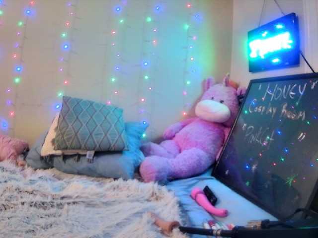 Live sex webcam photo for Honey0811 #274145625