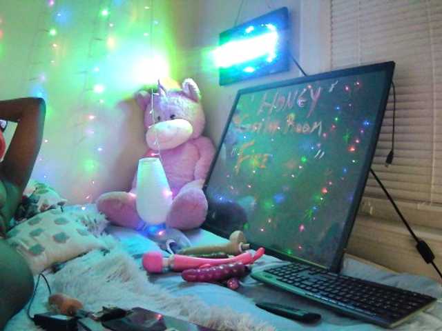 Live sex webcam photo for Honey0811 #274228499