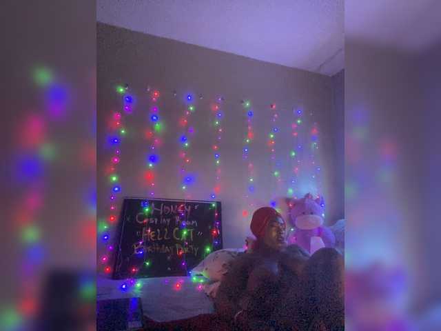 Live sex webcam photo for Honey0811 #274339199