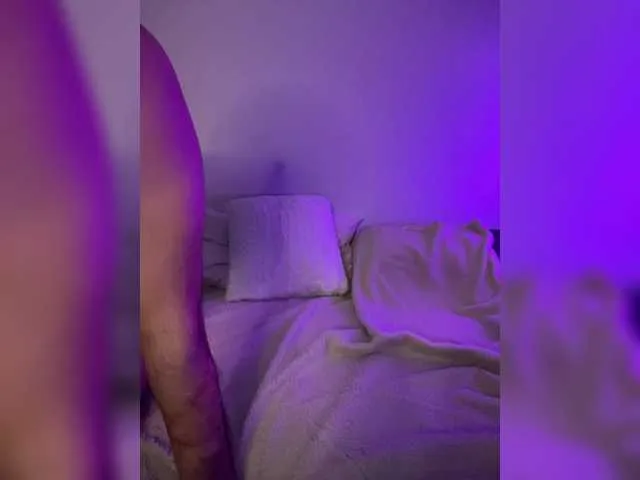 Live sex webcam photo for Honeycouple #290577612