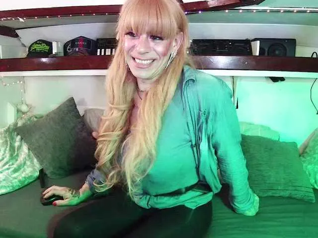 Live sex webcam photo for Honeykiss23 #277393047