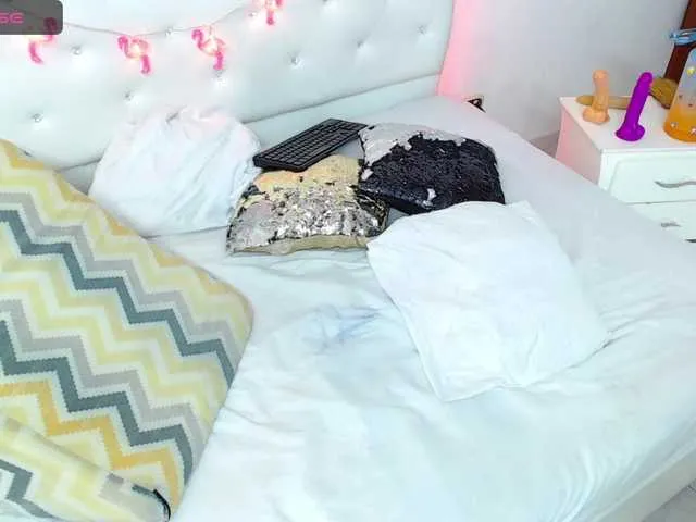 Live sex webcam photo for Horny-roommate #276159001